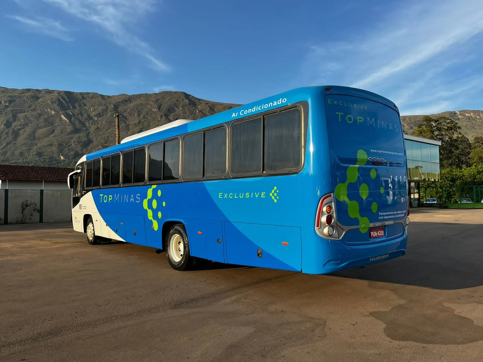 Ônibus Top Minas com sua identidade azul, verde e branca